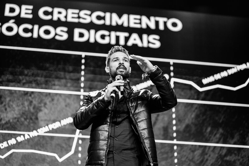 Jonathan Taioba apresentando em evento